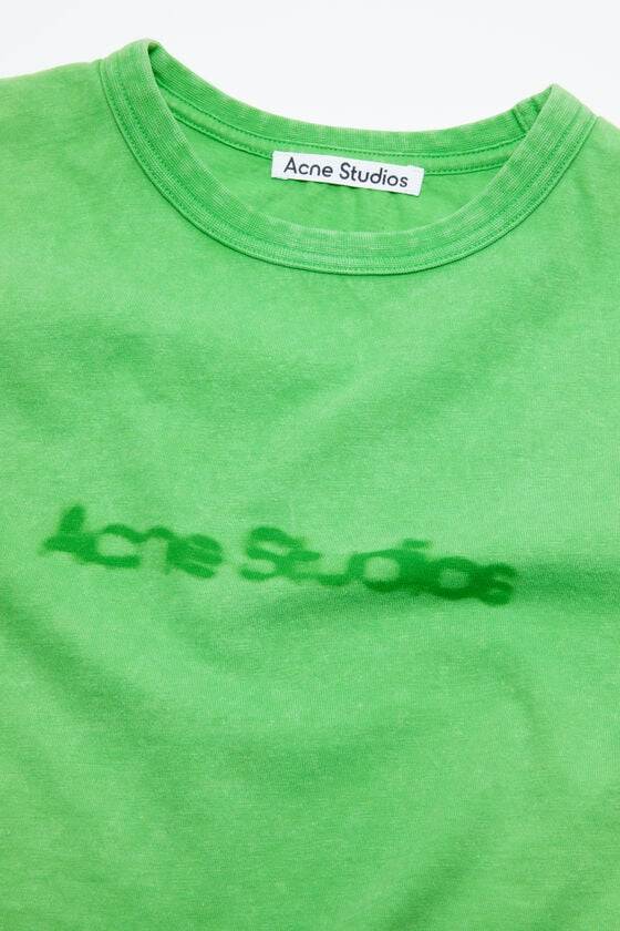 Acne Studios T-Shirt mit verschwommenem Logo – taillierte Unisex-Passform Top Angebot