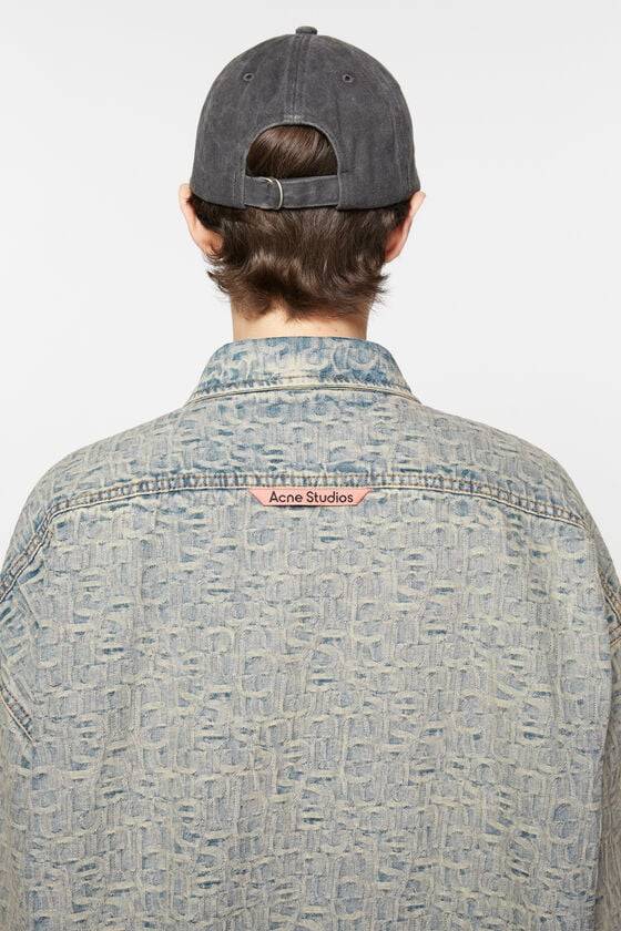 Acne Studios Monogramm-Jeanshemd – entspannte Passform Rabatte dieses Monats
