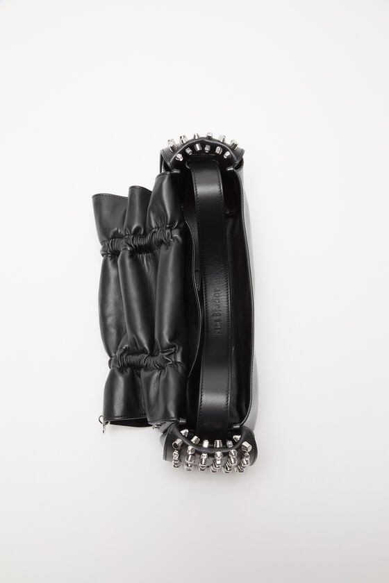 Acne Studios Multipocket-Tasche mit Nieten Laufsteg-Show JETZT KAUFEN