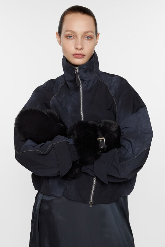 Acne Studios Flauschige Fäustlinge mit Schnalle Bis zu 60% Rabatt