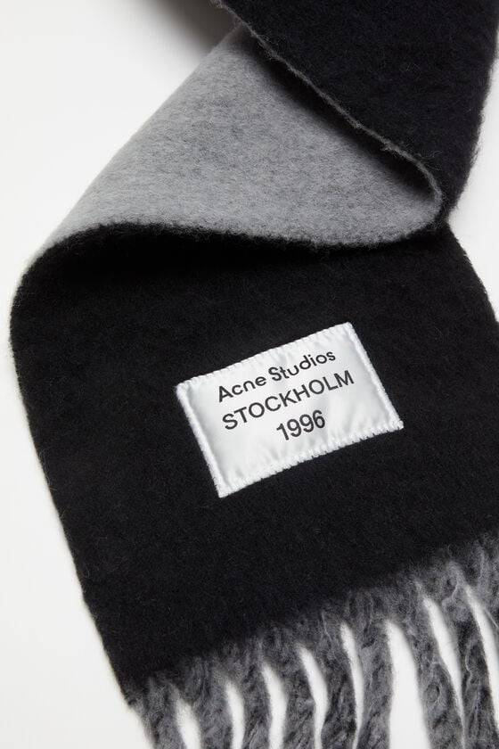Acne Studios Fransen-Schal mit Logo 50% Rabatt mit kostenlosem Versand