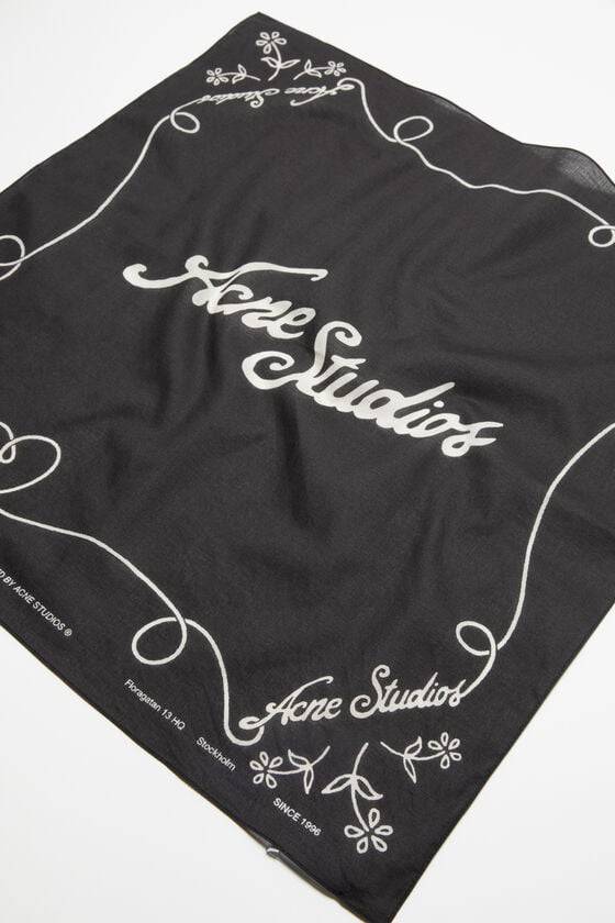 Acne Studios Leichter Schal mit Print Versandkostenfrei