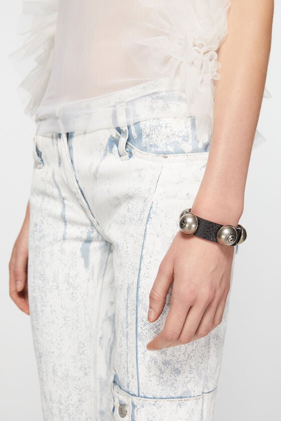 Acne Studios Nietenarmband aus Leder Großer Ausverkauf