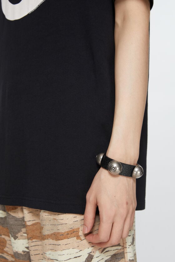 Acne Studios Nietenarmband aus Leder Großer Ausverkauf