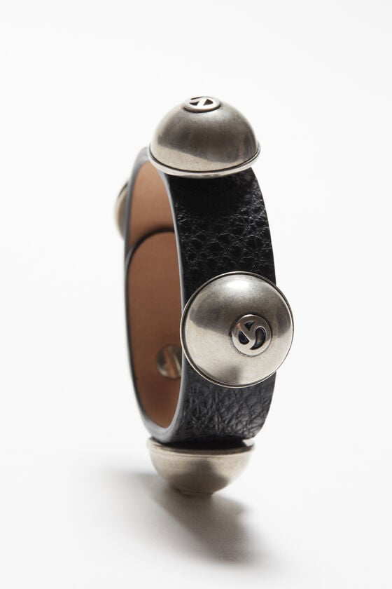 Acne Studios Nietenarmband aus Leder Großer Ausverkauf