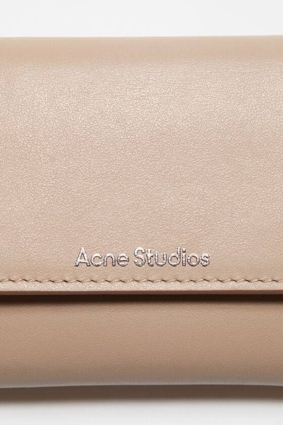 Acne Studios Dreifach-Geldbörse aus Leder Vatertagsangebot