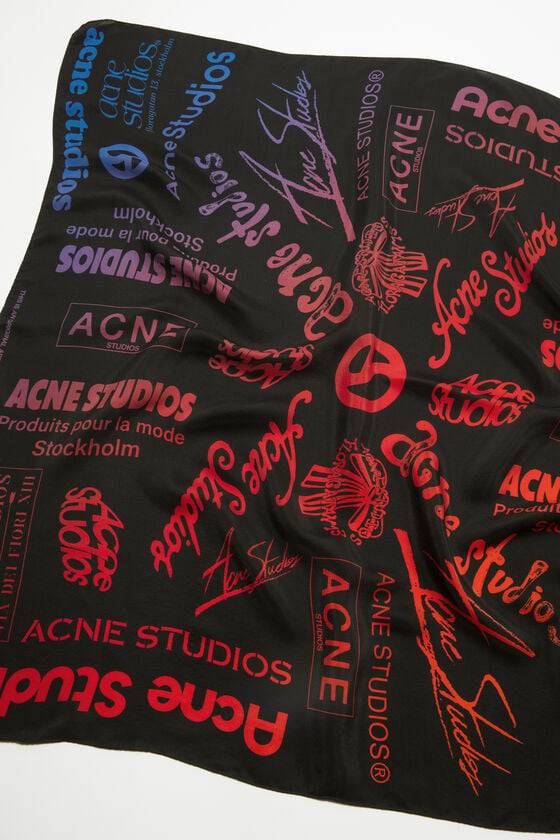 Acne Studios Seidenschal mit Logo-Prints Valentinstagsangebot