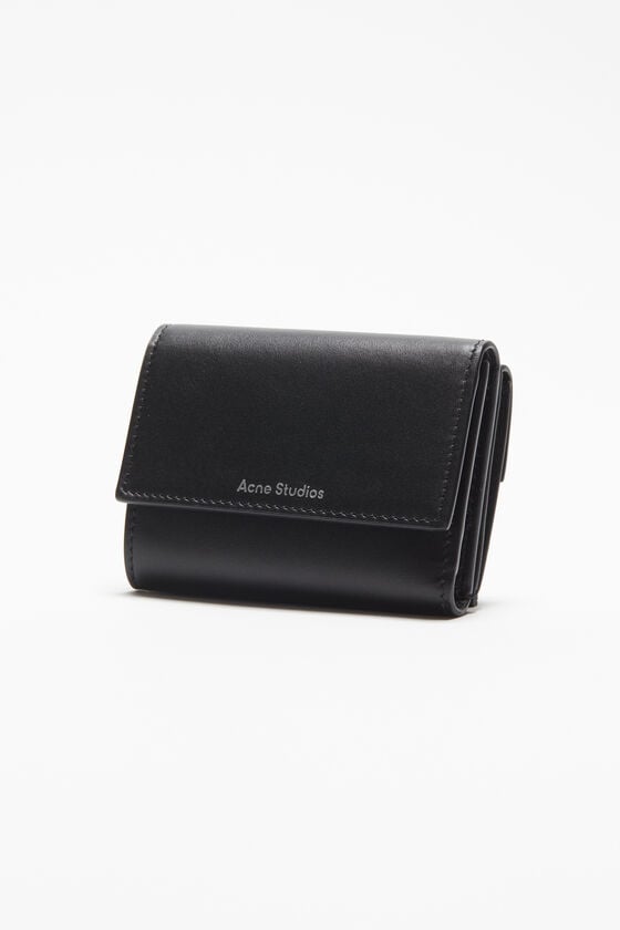 Acne Studios Dreifach-Geldbörse aus Leder Tägliche Deals