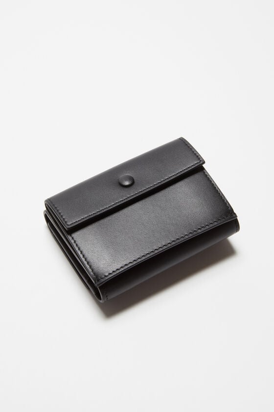 Acne Studios Dreifach-Geldbörse aus Leder Tägliche Deals