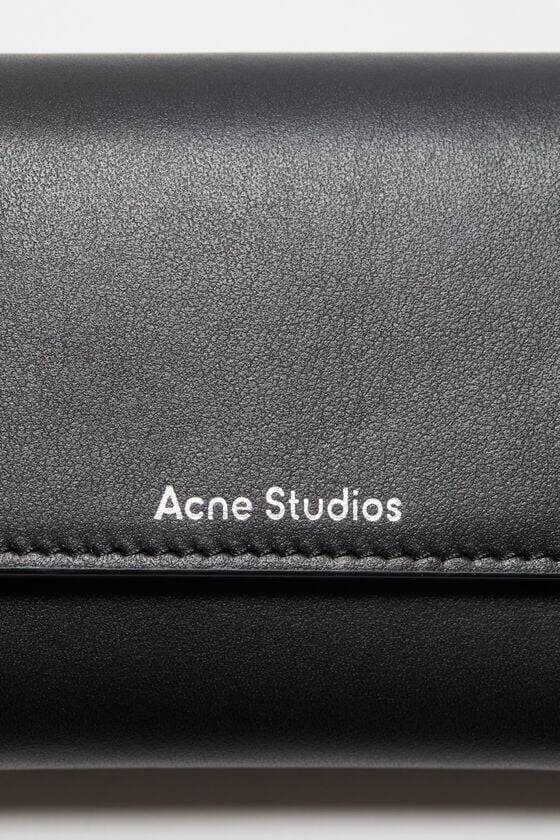 Acne Studios Dreifach-Geldbörse aus Leder Tägliche Deals