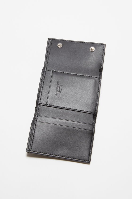 Acne Studios Dreifach-Geldbörse aus Leder Tägliche Deals
