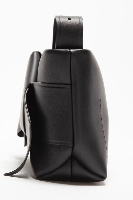 Acne Studios Musubi Schultertasche Nur noch ein Tag übrig