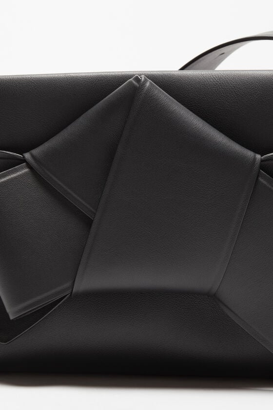 Acne Studios Musubi Schultertasche Nur noch ein Tag übrig