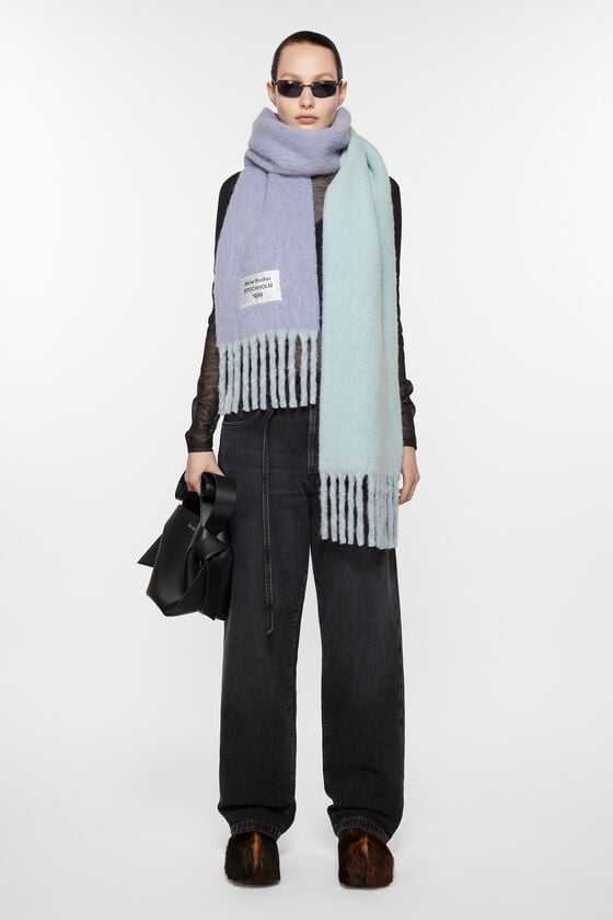 Acne Studios Fransen-Schal mit Logo im Angebot