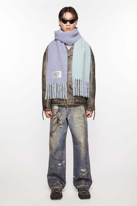 Acne Studios Fransen-Schal mit Logo im Angebot