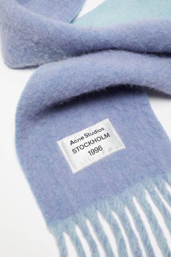 Acne Studios Fransen-Schal mit Logo im Angebot