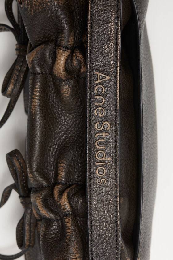 Acne Studios Mikrotasche mit mehreren Taschen Neuheiten