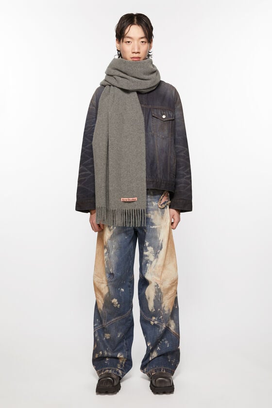 Acne Studios Oversized-Wollschal mit Fransen Im Verkauf