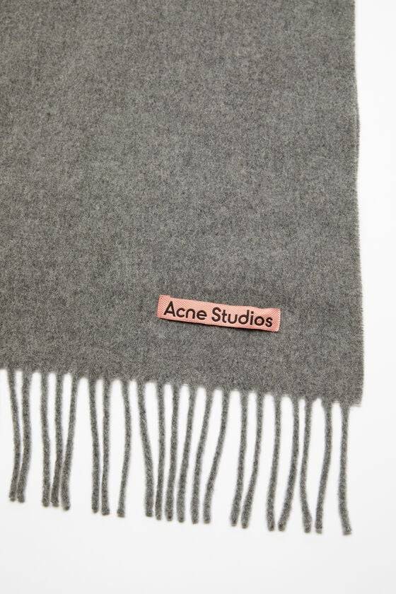 Acne Studios Oversized-Wollschal mit Fransen Im Verkauf