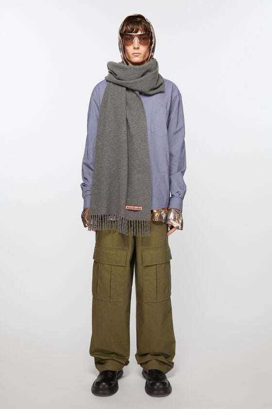 Acne Studios Schmaler Fransen-Schal aus Kaschmir 50% Rabatt für begrenzte Zeit