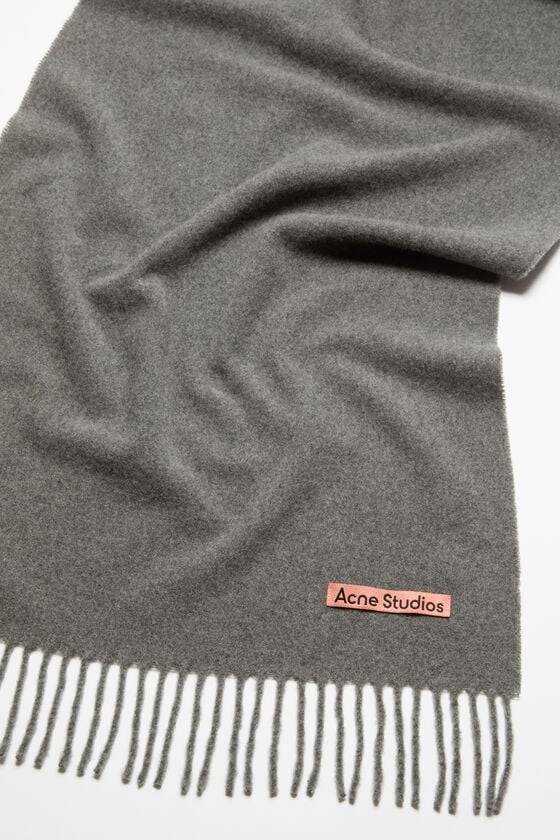Acne Studios Schmaler Fransen-Schal aus Kaschmir 50% Rabatt für begrenzte Zeit