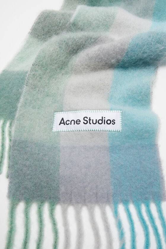 Acne Studios Karierter Schal aus Mohair im Angebot