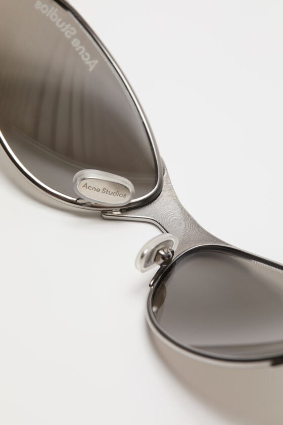 Acne Studios Sonnenbrille mit Metallrahmen und Anhänger Laufsteg-Show Günstig kaufen