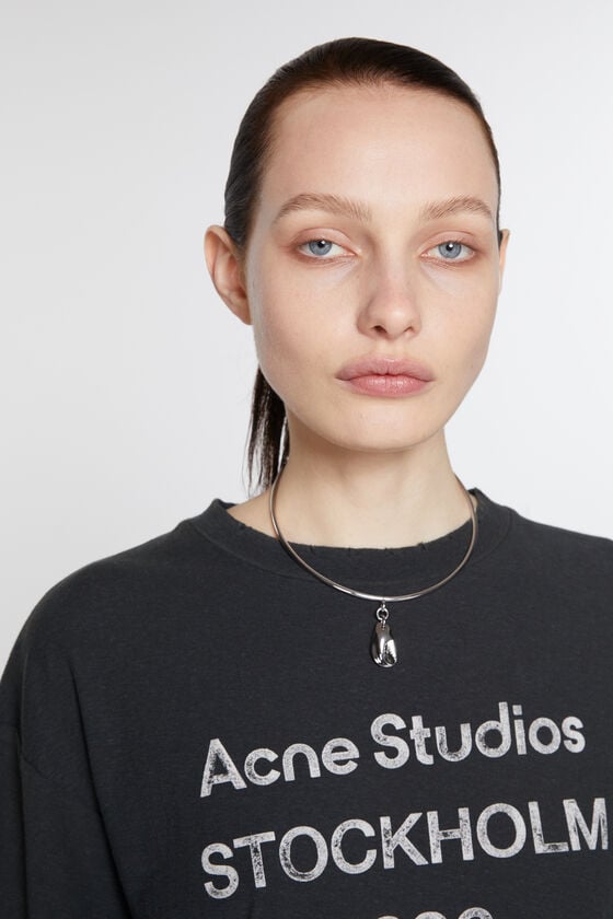 Acne Studios Halskette mit Anhänger Laufsteg-Show Lagerräumung