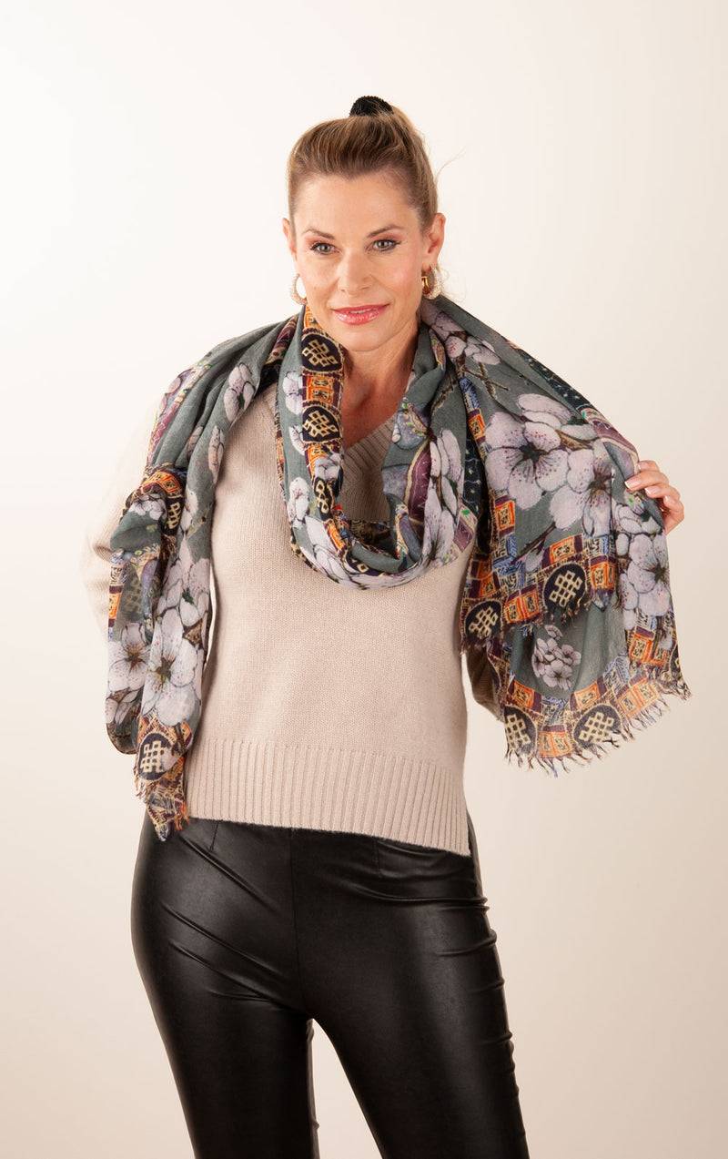 Simone Bruns Schal „Blumen & Elefanten“ Grau | Multicolor Im Verkauf